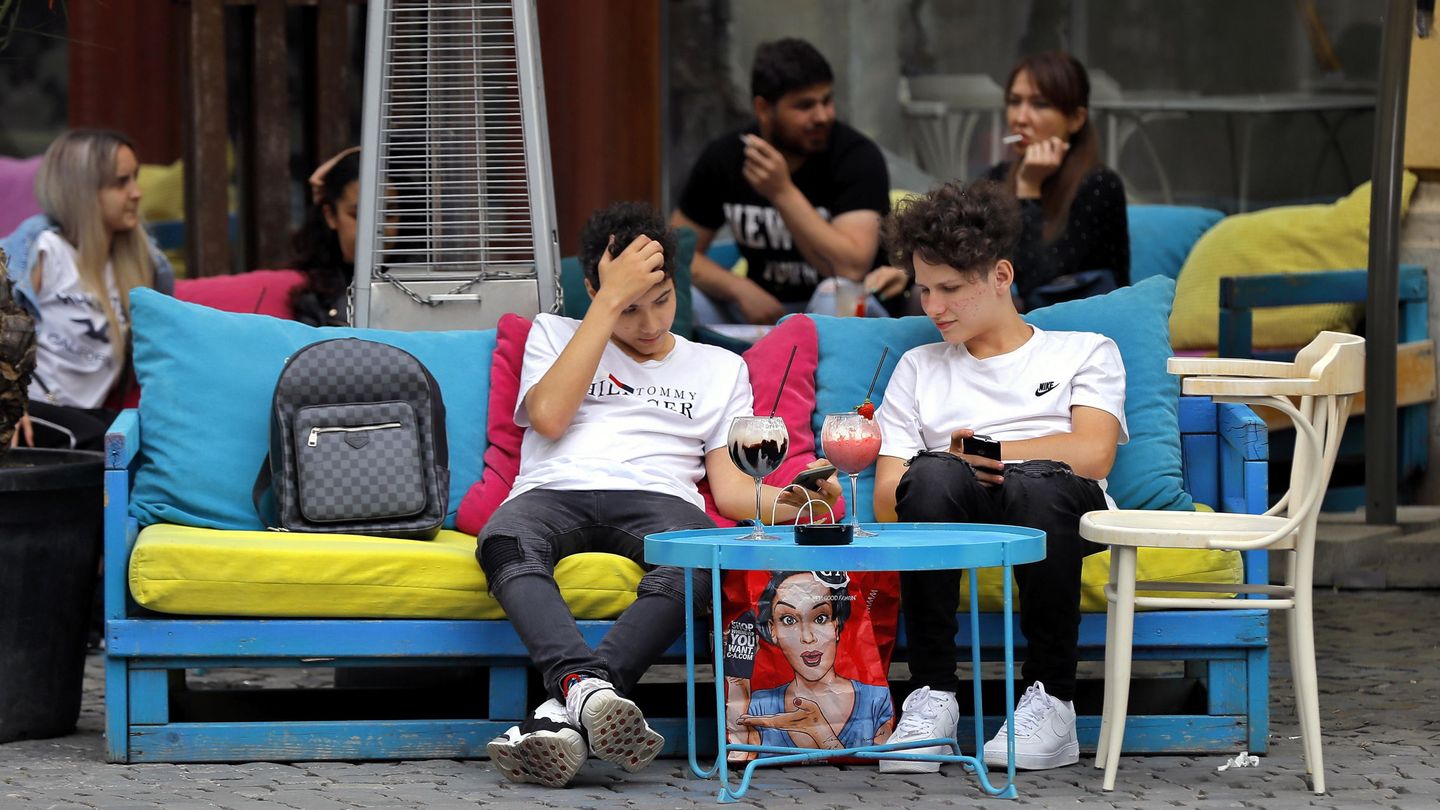 Dos estudiantes en una terraza de Bucarest, Rumanía. (EFE)