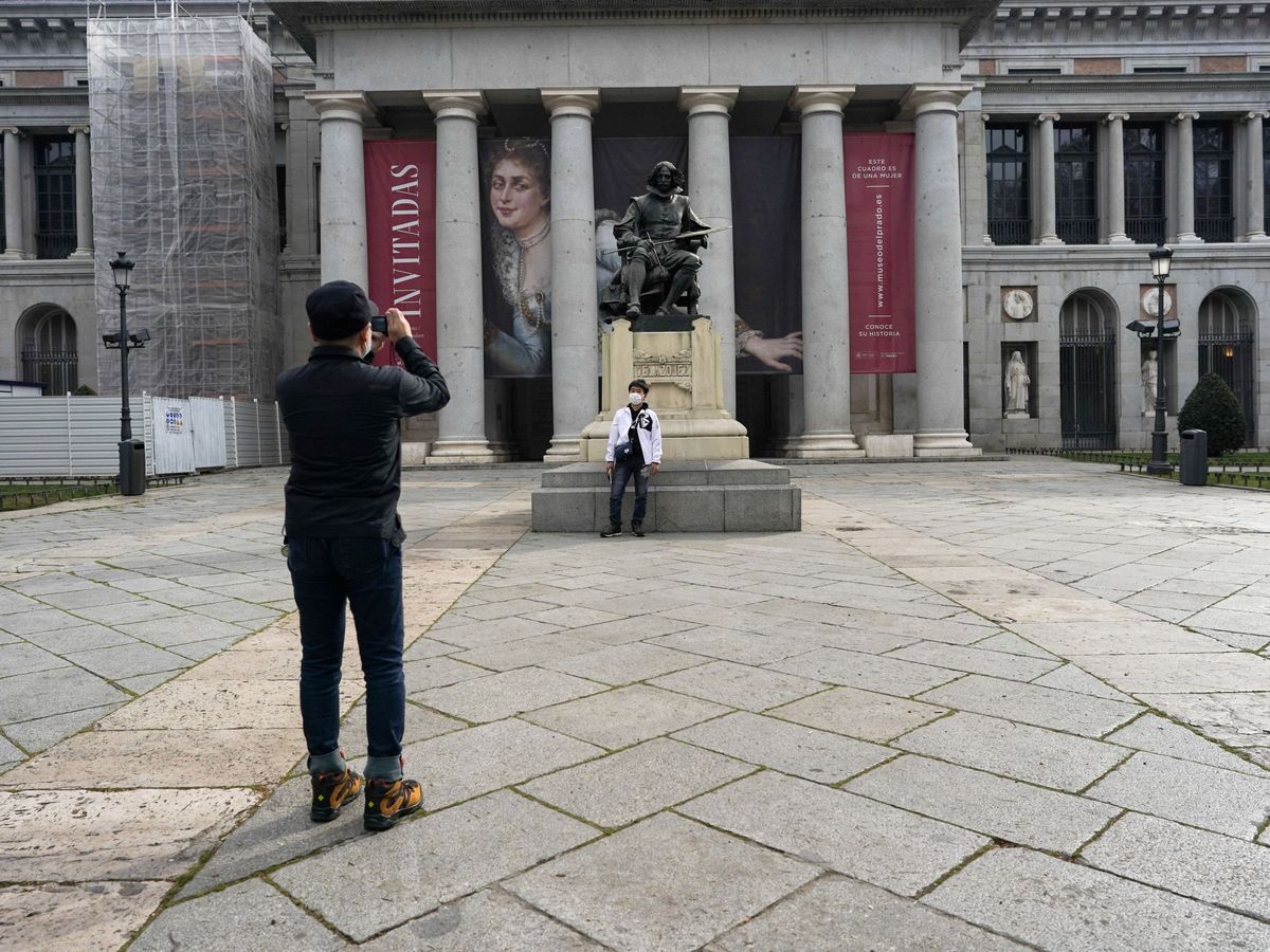 Foto: Un hombre, frente al Museo del Prado. (EFE)