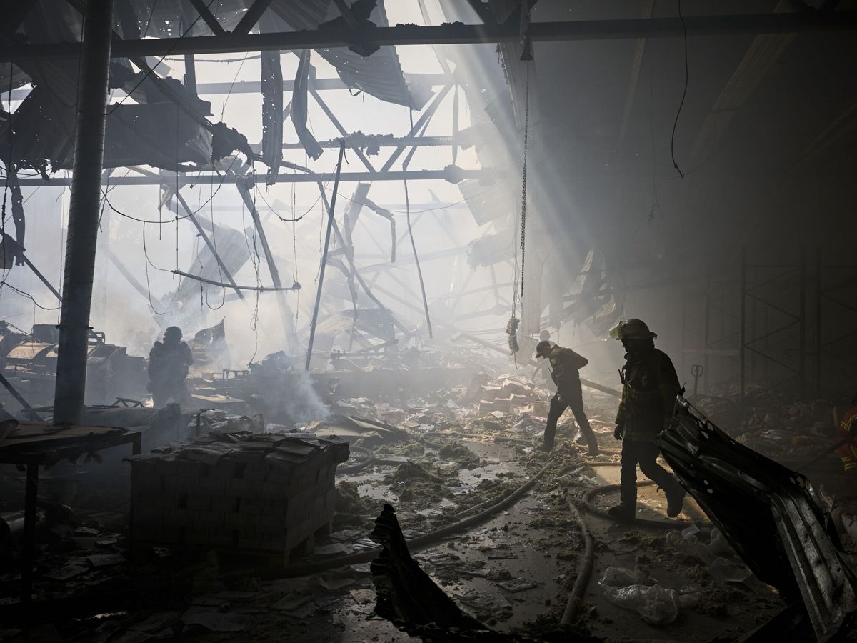 Foto: Imagen de archivo de un bombardeo en Jarkov. (EFE/Sergey Kozlov)