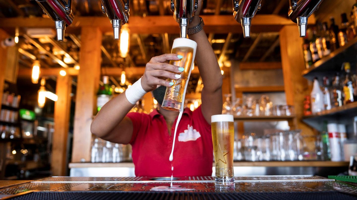 Una camarera sirve unas cervezas en un bar de Santa Cruz de Tenerife. (EFE/Miguel Barreto)