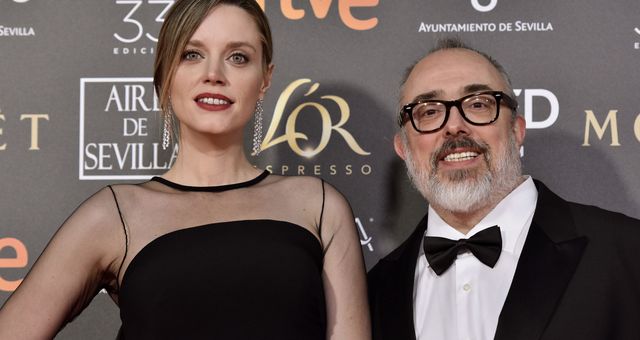 Alex de la Iglesia y la actriz Carolina Bang, en los Premios Goya 2019. (EFE)