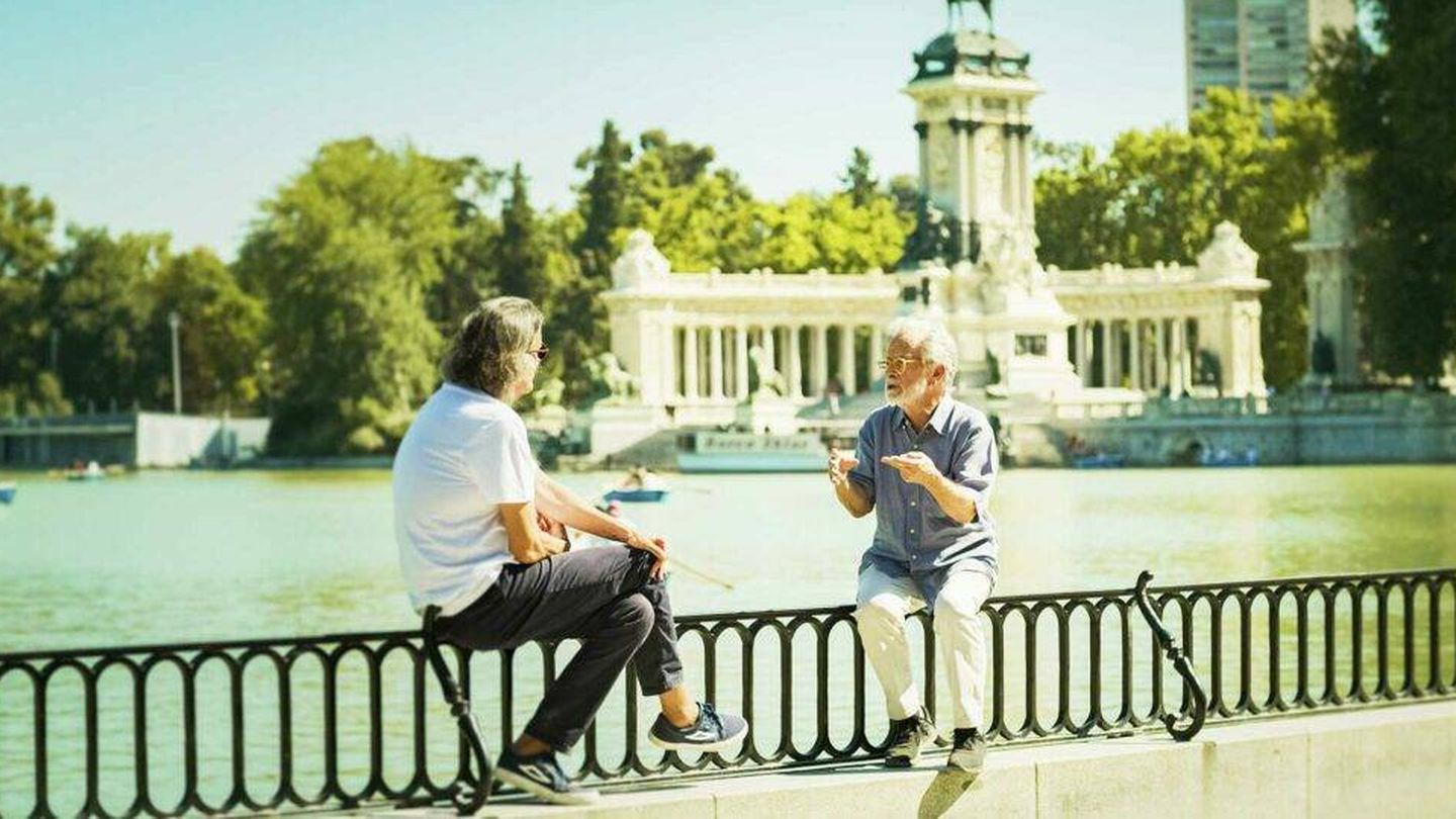 Manuel Iborra, junto a Fernando Colomo en un fotograma de 'La soledad del director de cine'. (Filmin)
