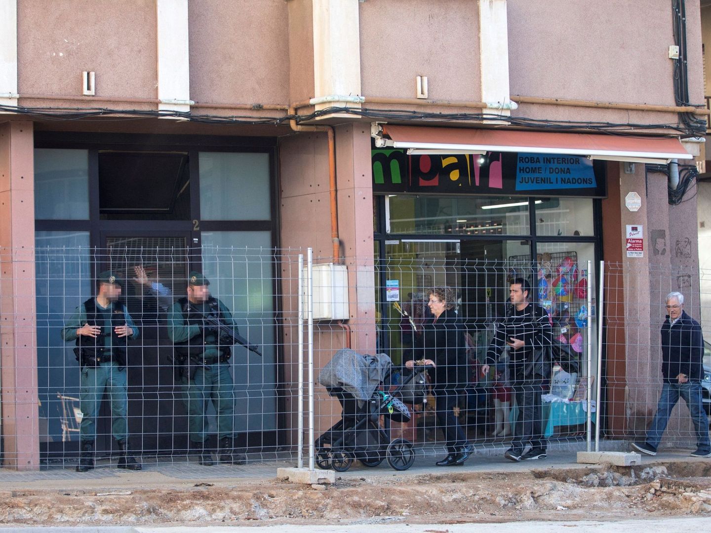 Agentes de la Guardia Civil, ante el domicilio de Viladecans donde han detenido a una integrante de los CDR. (EFE)