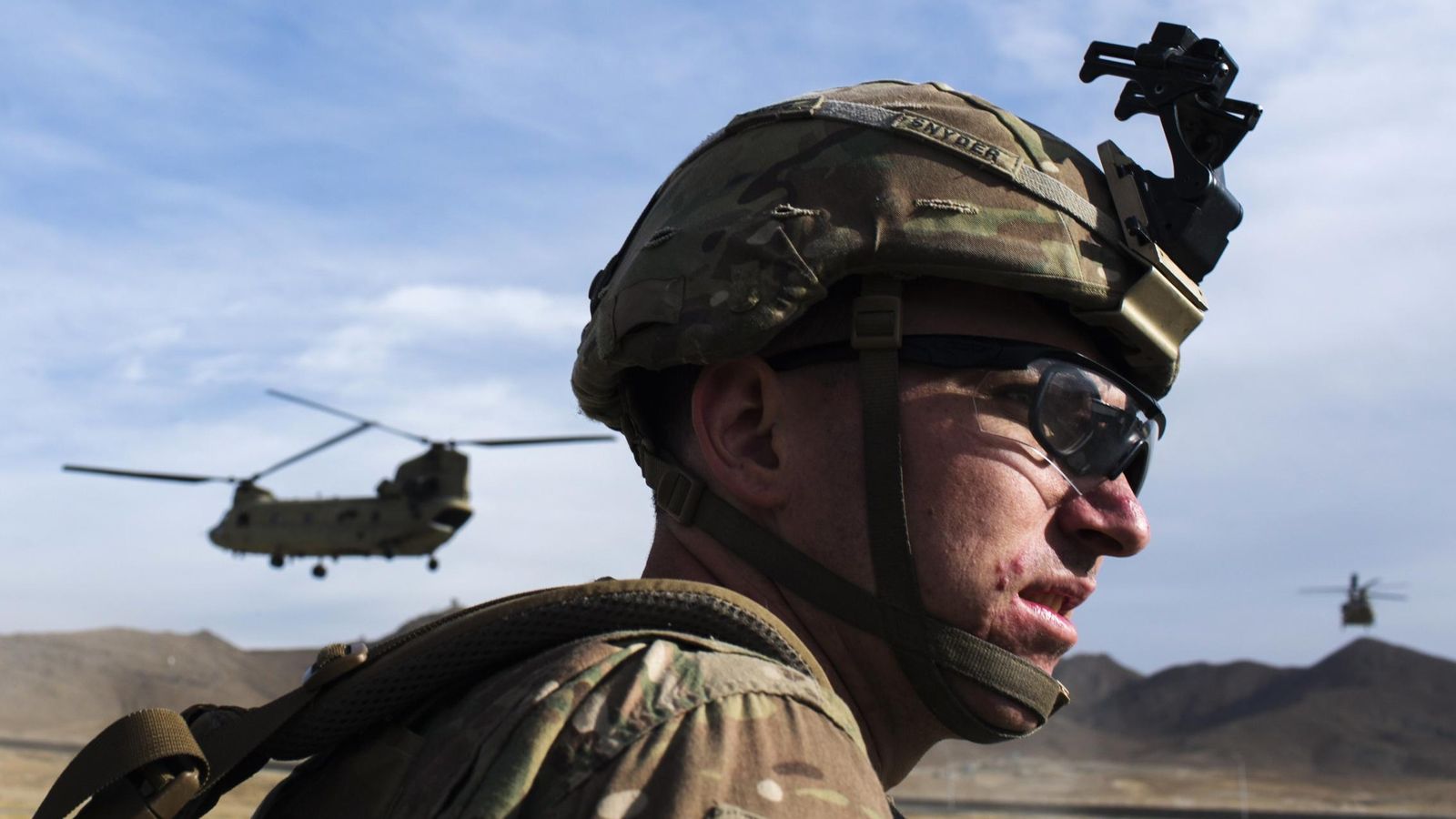 Foto: Un soldado estadounidense del 3º Regimiento de Caballería espera a ser recogido por un helicóptero Chinook en Gardez, Afganistán (Reuters).