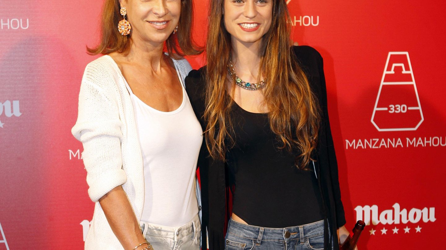 Carmen Posadas con su sobrina Sara Aznar (Gtres)