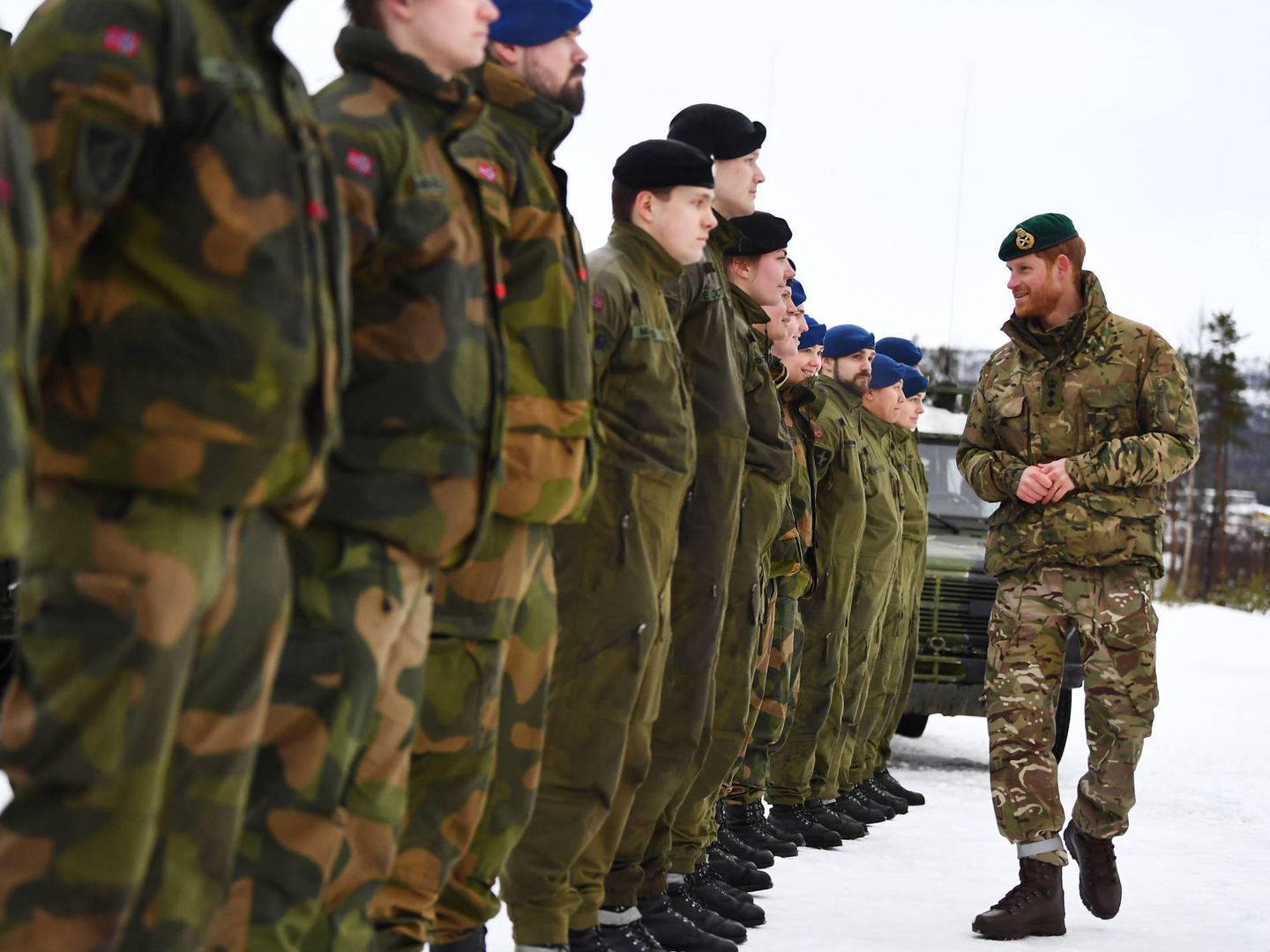 El príncipe Harry, visitando tropas militares en el Círculo Polar Ártico. (Getty)