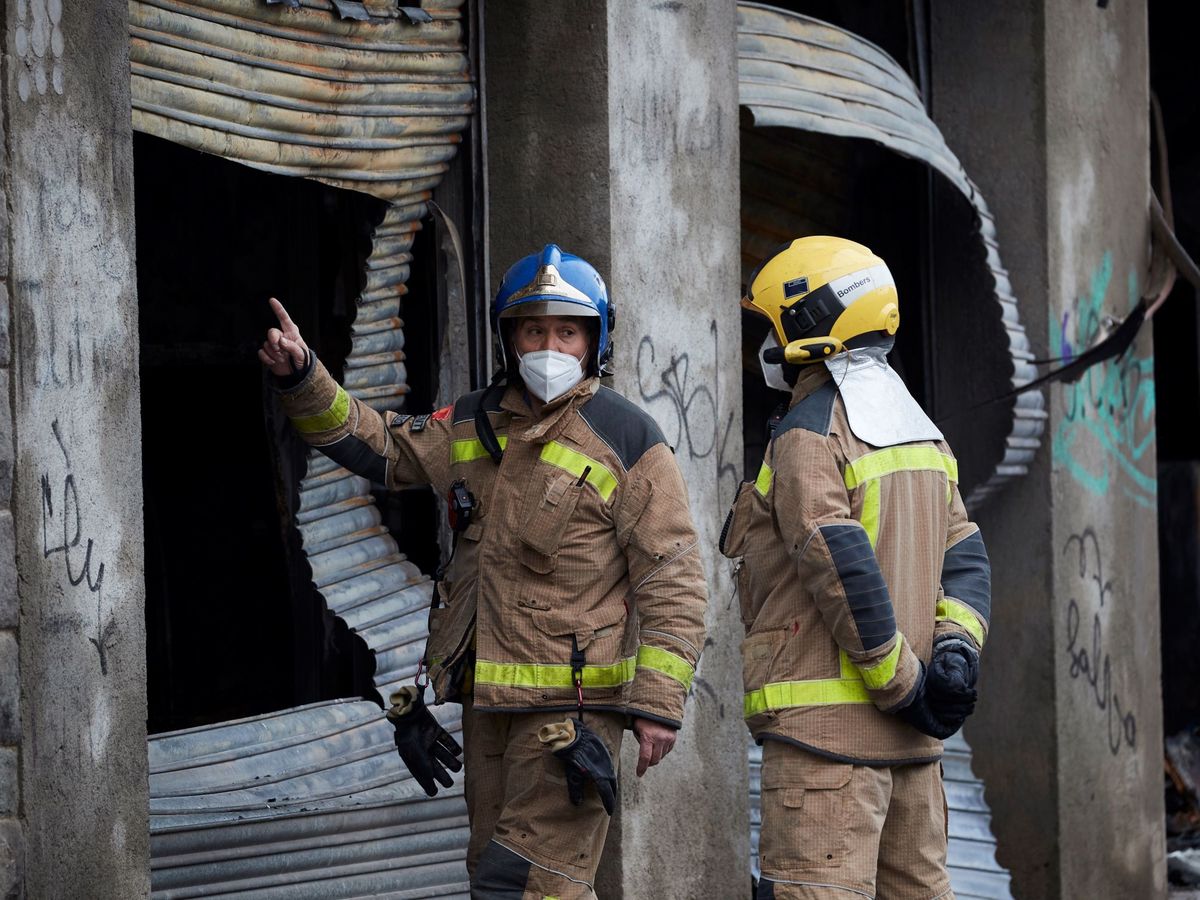 Foto: Los bomberos supervisan las tareas de demolición de la nave. (EFE)