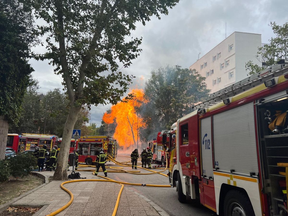 Foto: Los momentos iniciales tras la explosión de una tubería de gas en la Ciudad Universitaria de Madrid. (EFE/Emergencias Madrid)