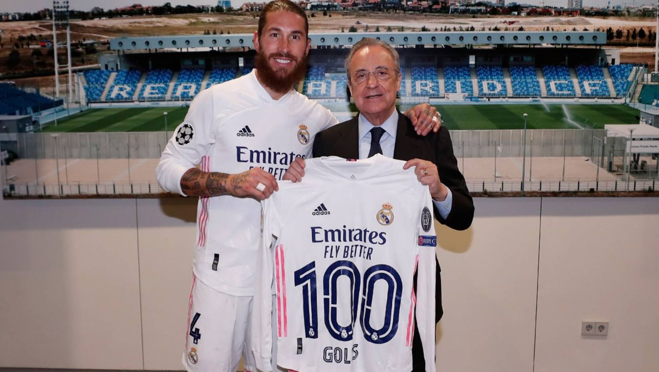 Sergio Ramos posa con la camiseta de los 100 goles que le entrega Florentino Pérez. (@realmadid)