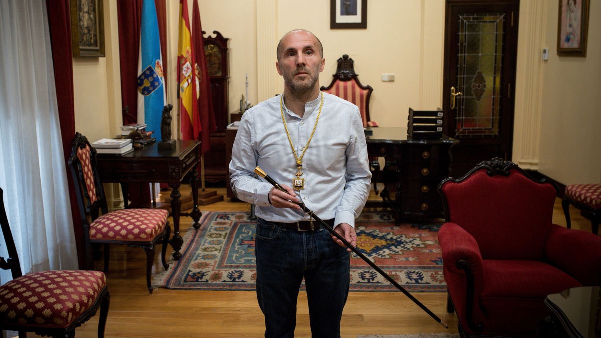 El alcalde de Ourense subastará su coche oficial y viajará en taxi por la ciudad