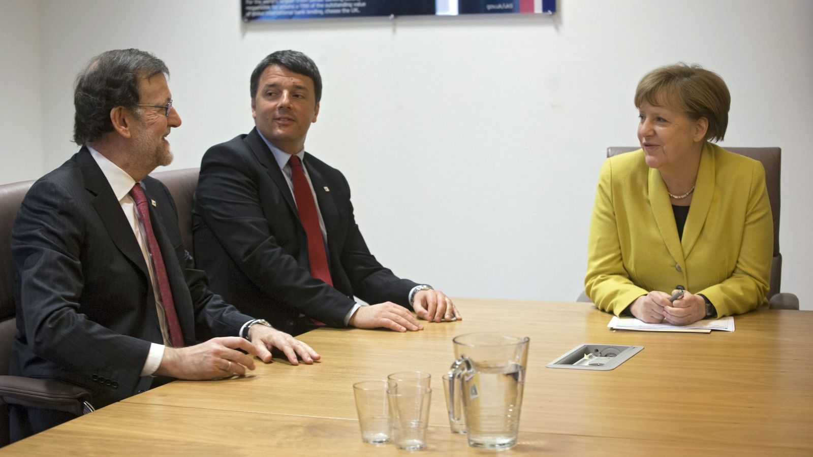 Foto: Rajoy, Renzi y Merkel, durante la cumbre de jefes de Estado y Gobierno de la UE en Bruselas. (EFE)