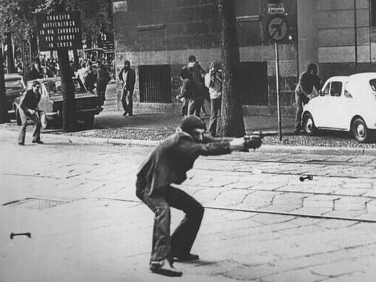 Foto: Giuseppe Memeo, miembro de la organización Proletari Armati per il Comunismo (PAC), apunta con su pistola a la policía de Milán el 14 de mayo.  de 1977 (C.C)