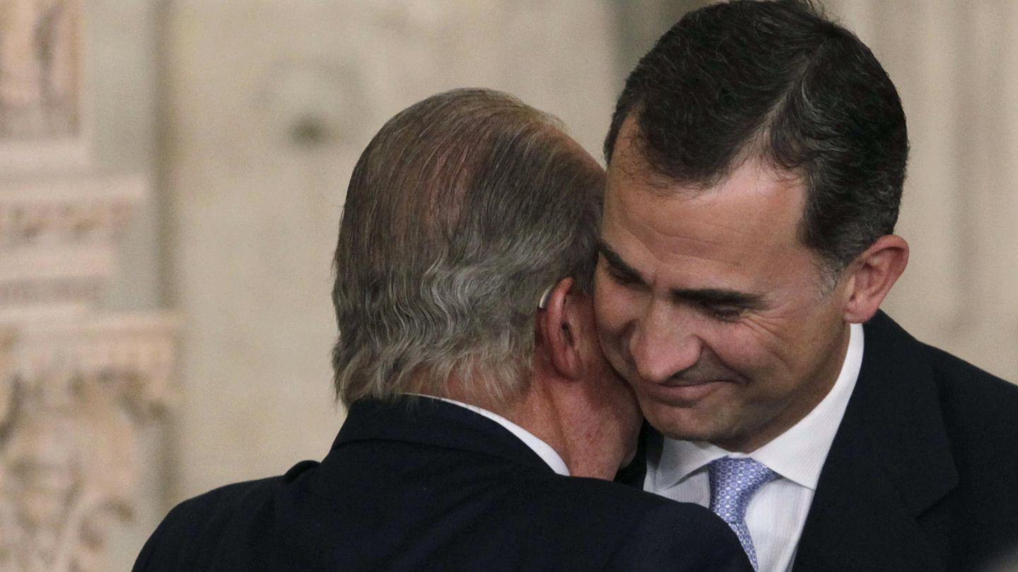 El rey Juan Carlos besa a su hijo durante la ceremonia solemne de abdicación. (EFE)