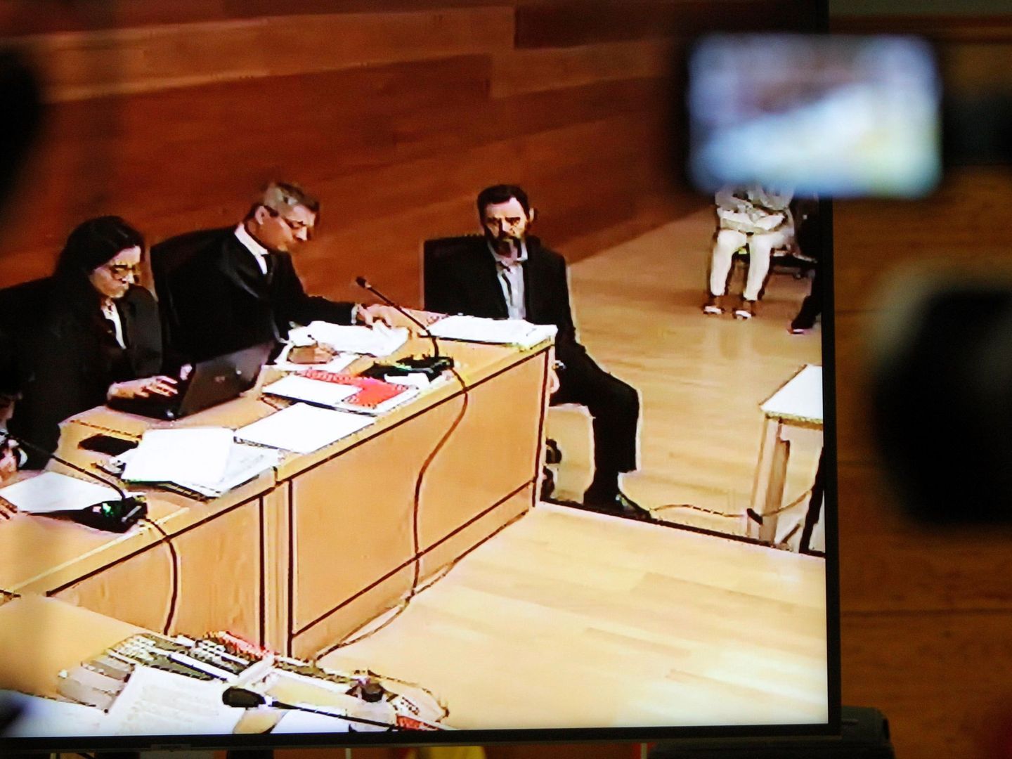 Vista de la pantalla donde se puede ver a Miguel López, único acusado por el asesinato de la viuda del expresidente de la CAM. (EFE/Morell)