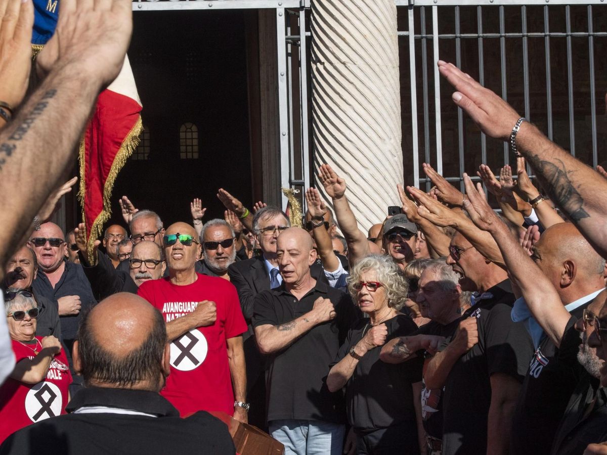 Foto: Militantes de la extrema derecha realizan saludos fascistas para despedir el féretro del neofascista Stefano Delle Chiaie, el 12 de septiembre de 2019. (EFE)