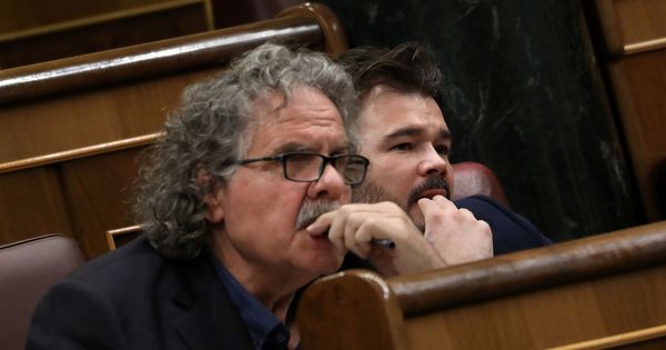 Foto: El diputado de ERC Joan Tardà, junto a Gabriel Rufián. (Reuters)