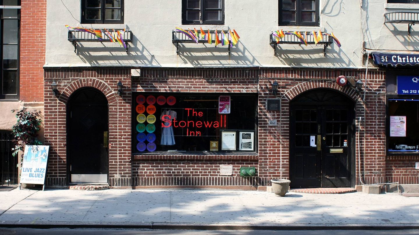Bar Stonewall, en Nueva York, lugar de nacimiento del movimiento gay internacional | Foto: Johannes Jordan-CC