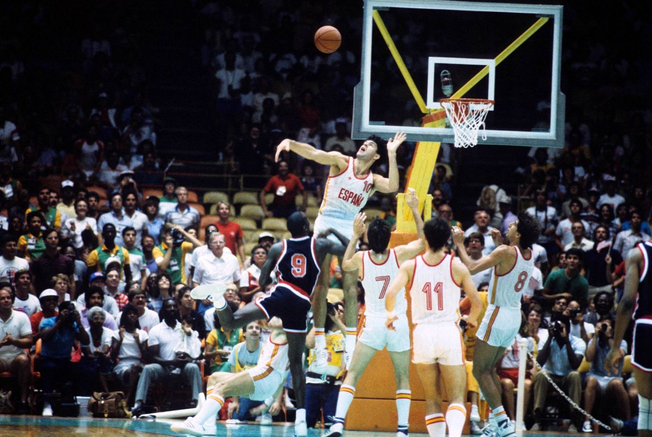 Fernando Martin intenta taponar a Jordan en Los Ángeles '84. 