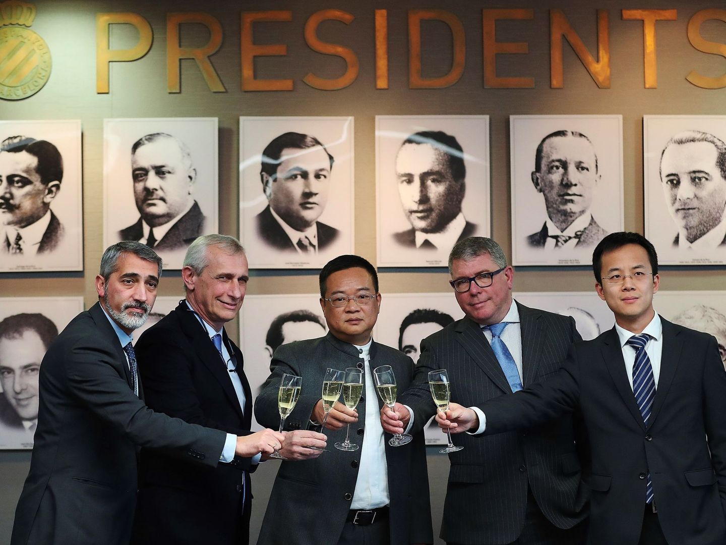 El presidente del RCD Espanyol, Chen Yansheng, en el centro. (EFE)