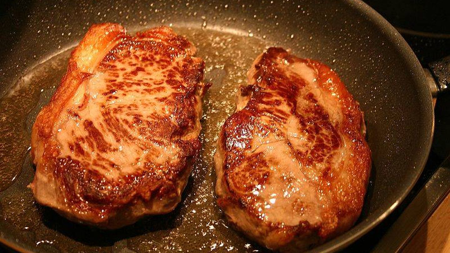 Hay que calentar la superficie de la carne a gran temperatura.