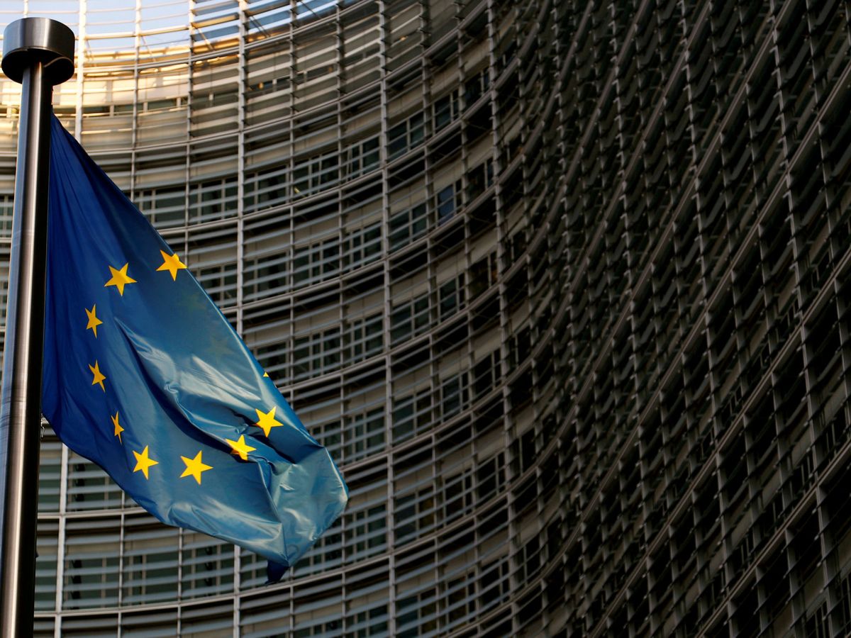 Foto: Bandera europea frente a la Comisión Europea en Bruselas. (Reuters)