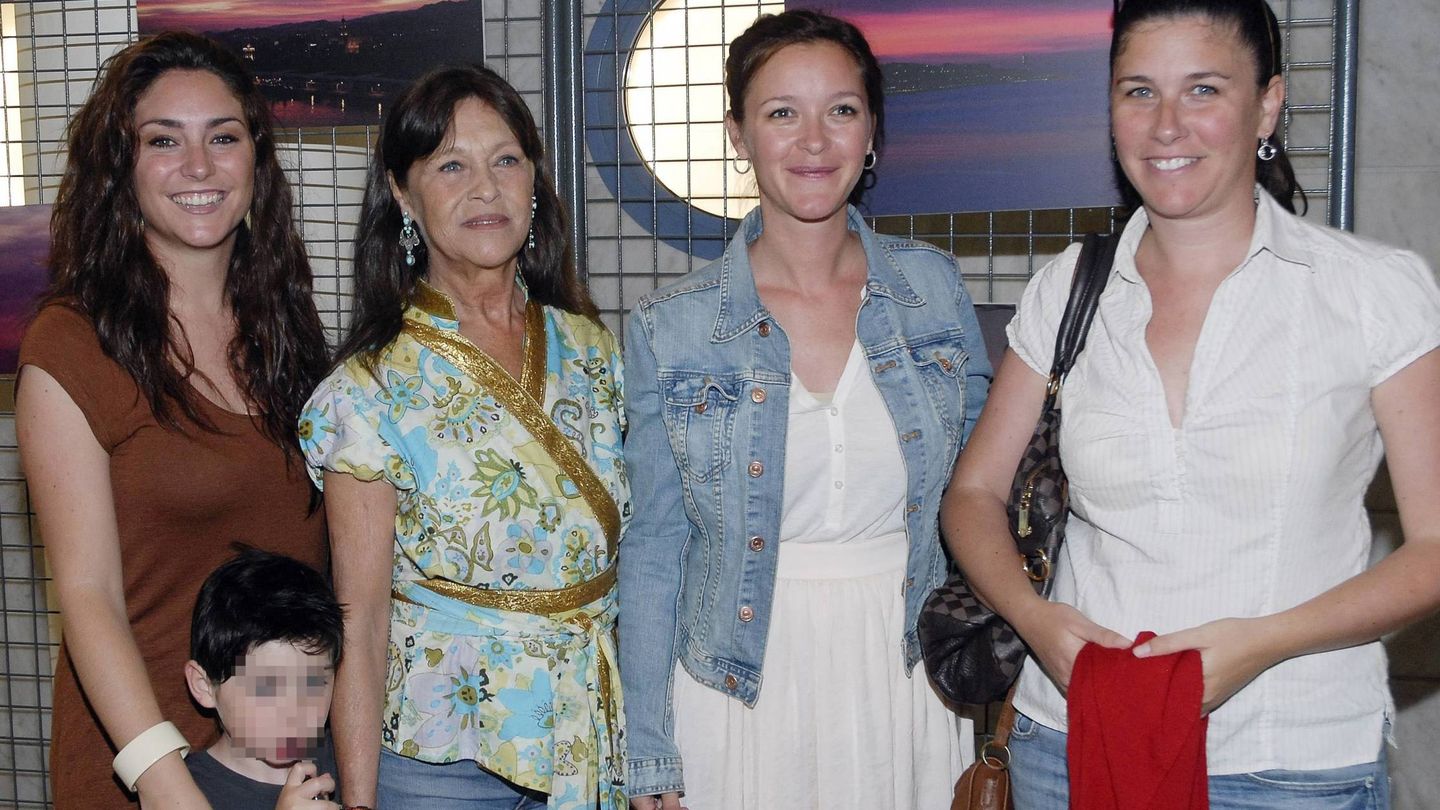 Pepa Flores junto a sus hijas Celia, María y Tamara. (Cordon Press)