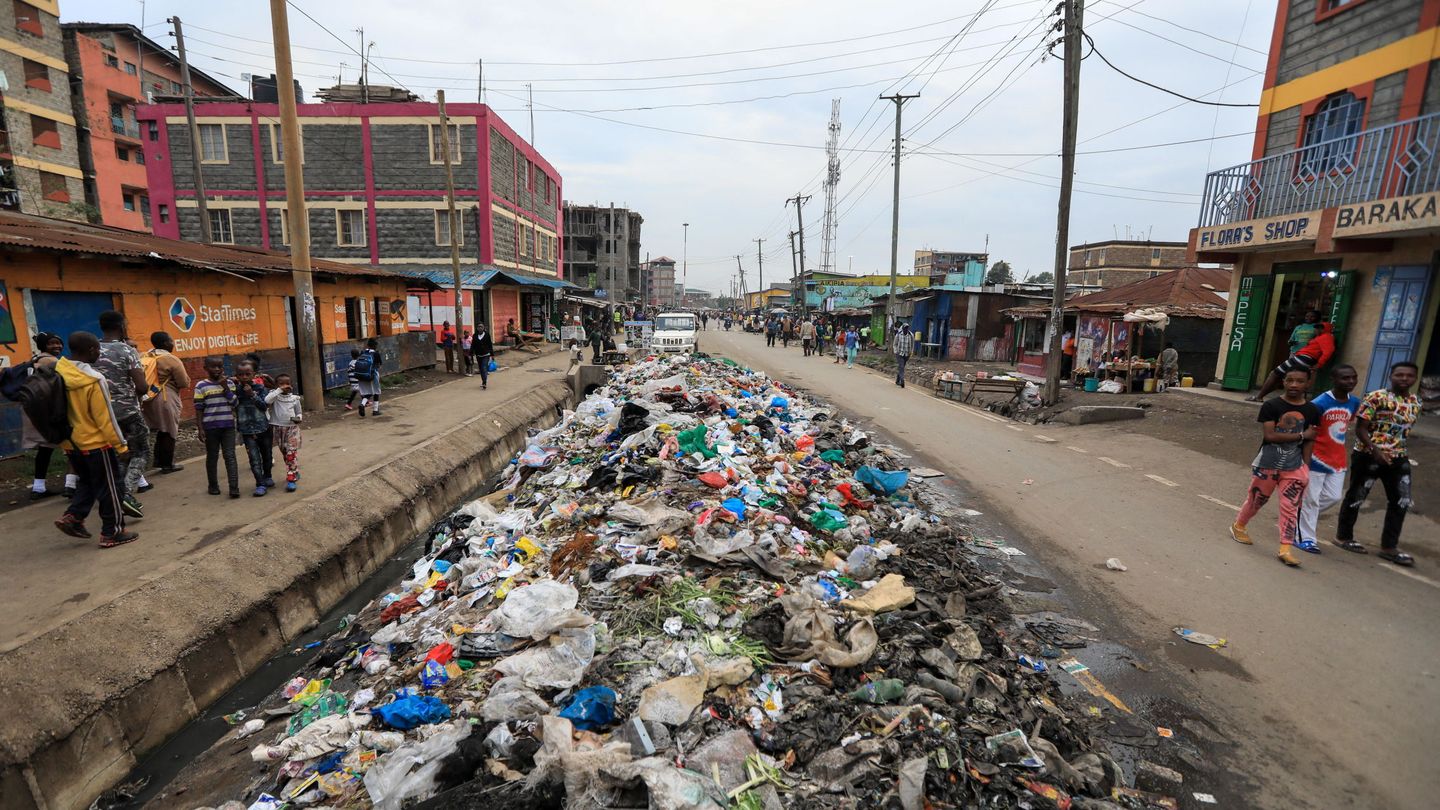Plástico acumulado en las calles de Nairobi (REUTERS)