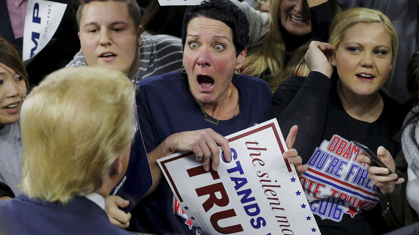 Foto: La seguidora de Donald Trump Robin Roy reacciona cuando él se dirige a ella durante un mitin en Lowell, Massachusetts, el 4 de enero de 2016 (Reuters)