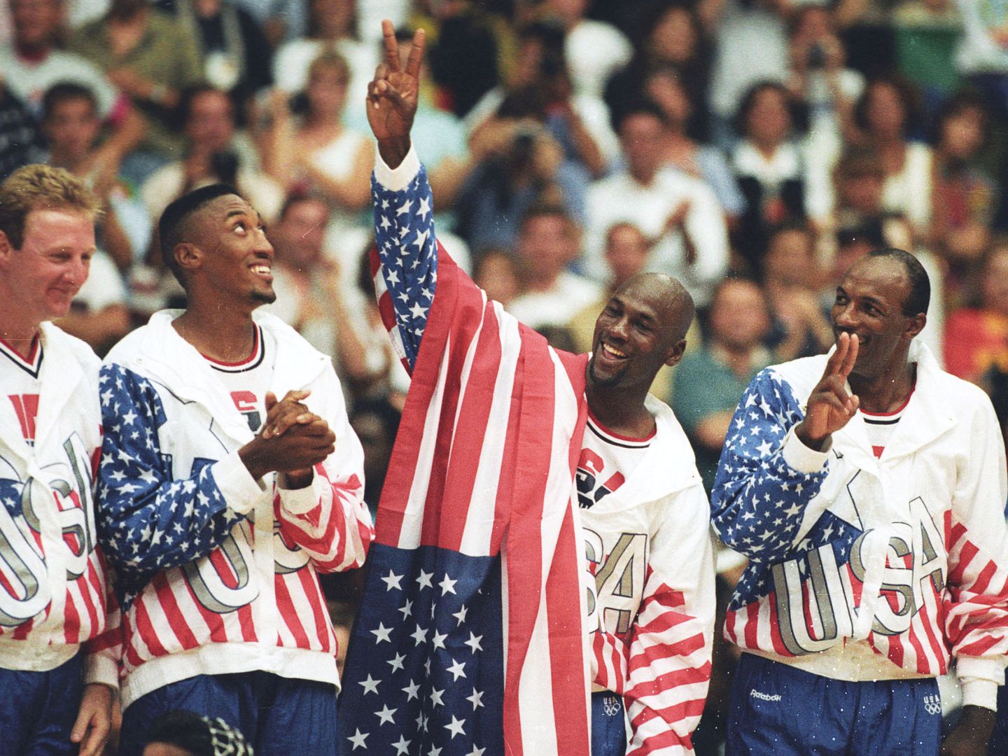 Michael Jordan, y otros miembros del Dream Team, celebrando una victoria. (Reuters)