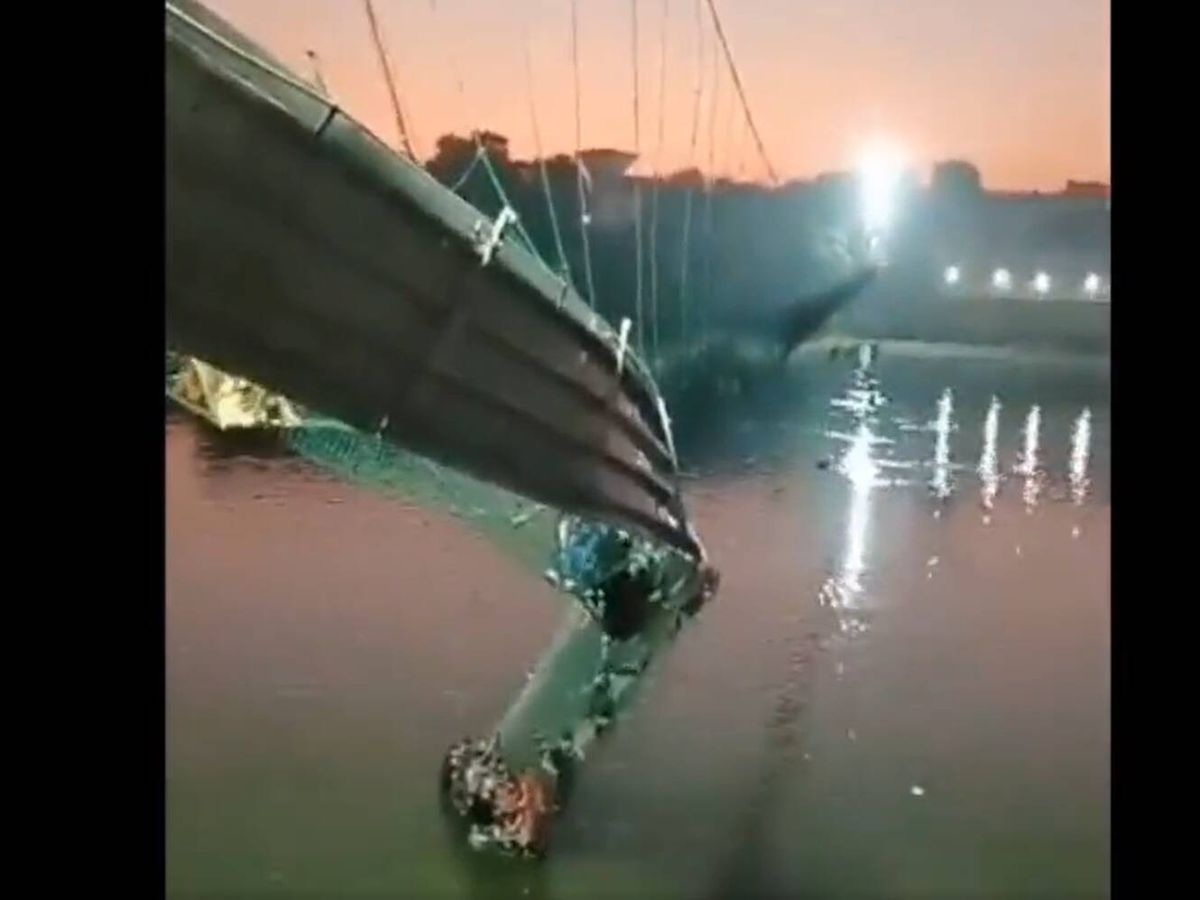 Foto: Derrumbe de un puente colgante en India.