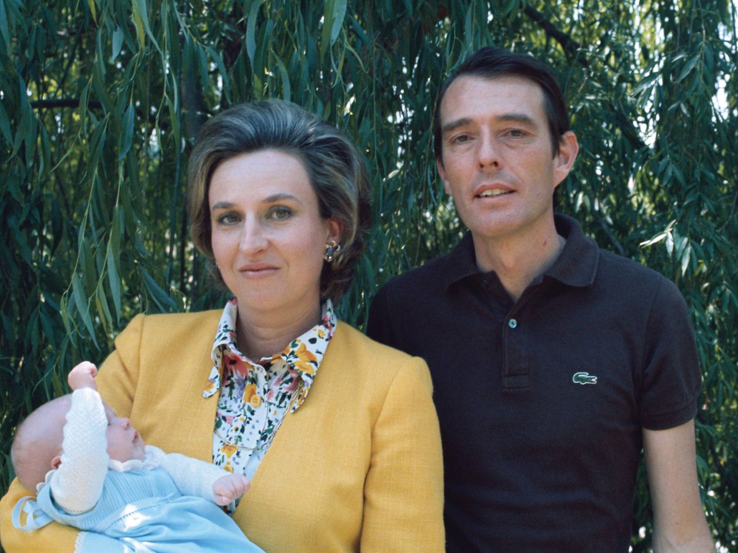 La infanta Pilar y Luis Gómez-Acebo, con su hijo Beltrán. (Getty)