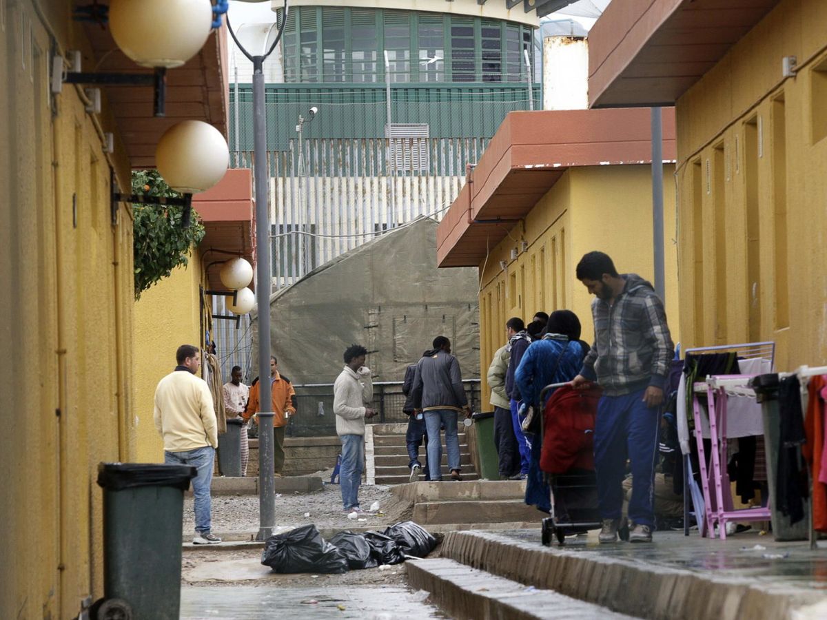 Foto: Varios migrantes en el CETI de Melilla, en febrero de 2014 (Efe).