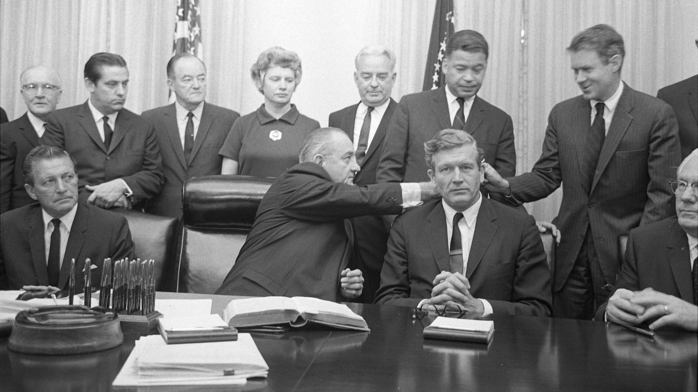 El presidente Lyndon Baines Johnson, con algunos miembros de la Comisión Nacional Asesora sobre Desórdenes Civiles (Comisión Kerner), en la Sala del Gabinete de la Casa Blanca, en 1967. (Wikipedia)