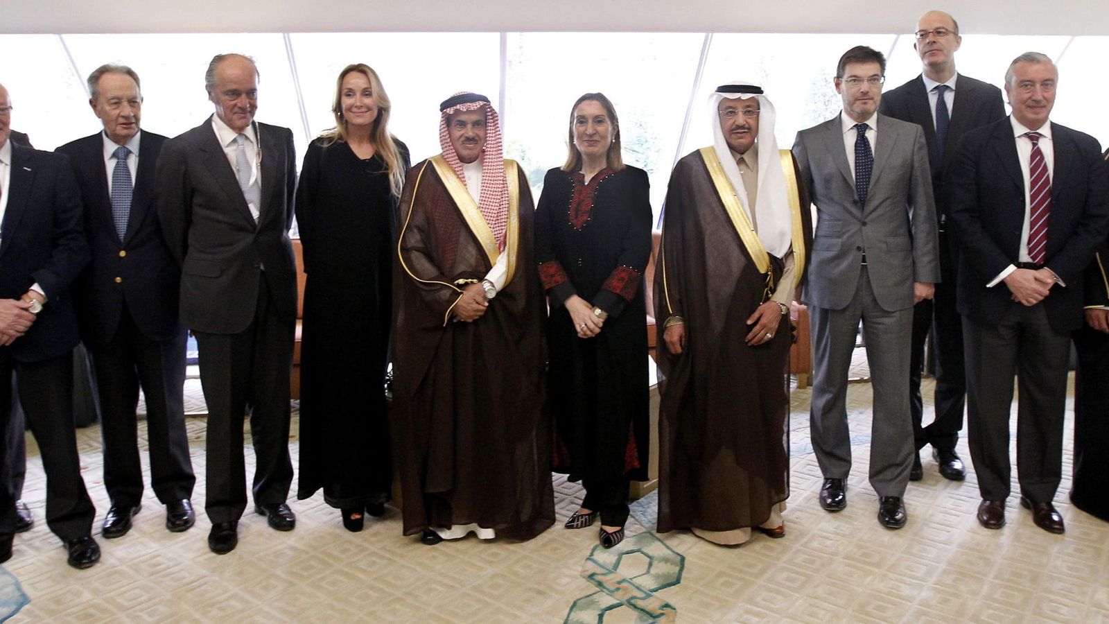 Foto: Autoridades políticas y empresariales españolas junto con mandatarios saudíes juntos por el proyecto del Ave. (EFE)