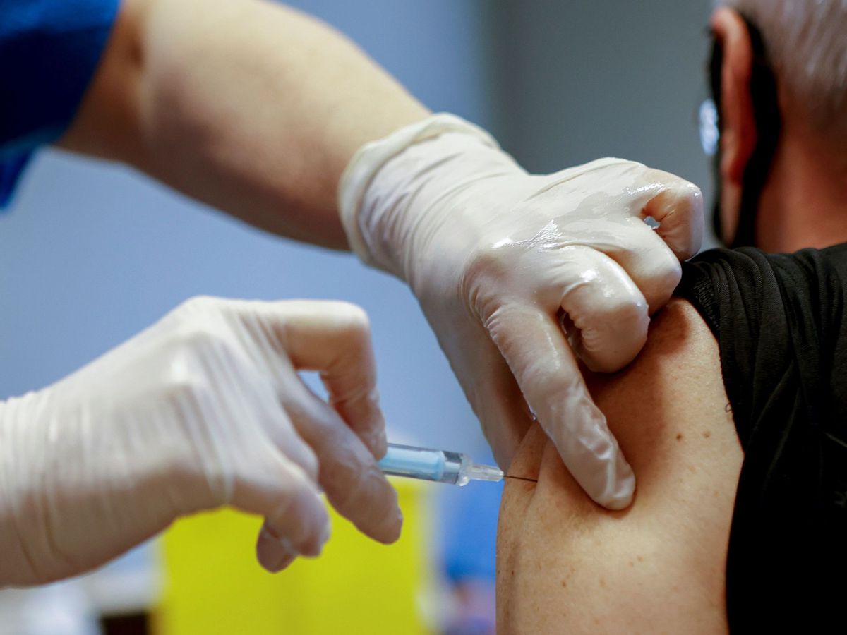 Foto:  Una mujer se vacuna en el centro de vacunación UB Raval, en Barcelona, este domingo. (EFE)