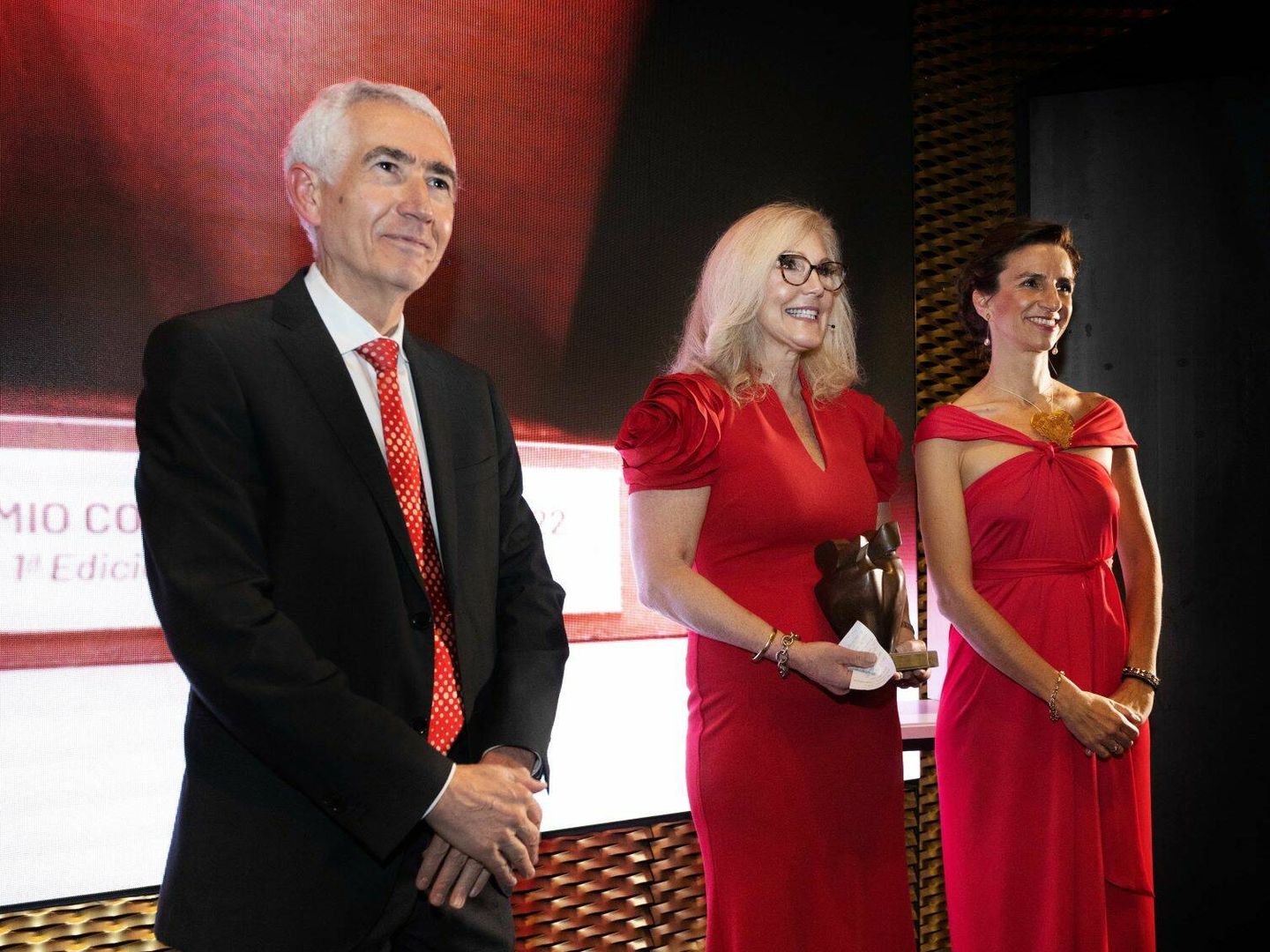 La doctora Malissa Wood con el primer premio Corazón de Mujer, junto a los cardiólogos Luis Rodríguez Padial y Leticia Fernández-Friera