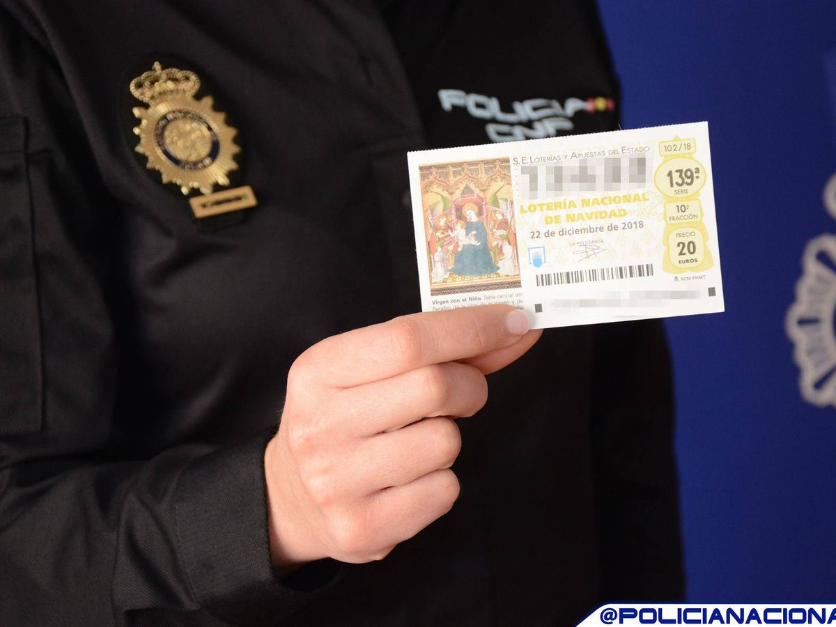 Foto: Una policía explica lo que nunca deberías hacer con un décimo de Lotería de Navidad.