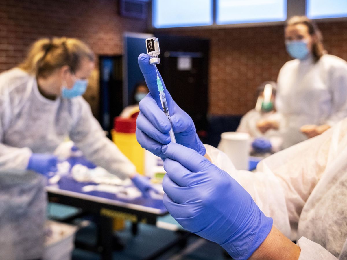 Foto: Vacunación contra el covid-19 en Noruega. (Reuters) 