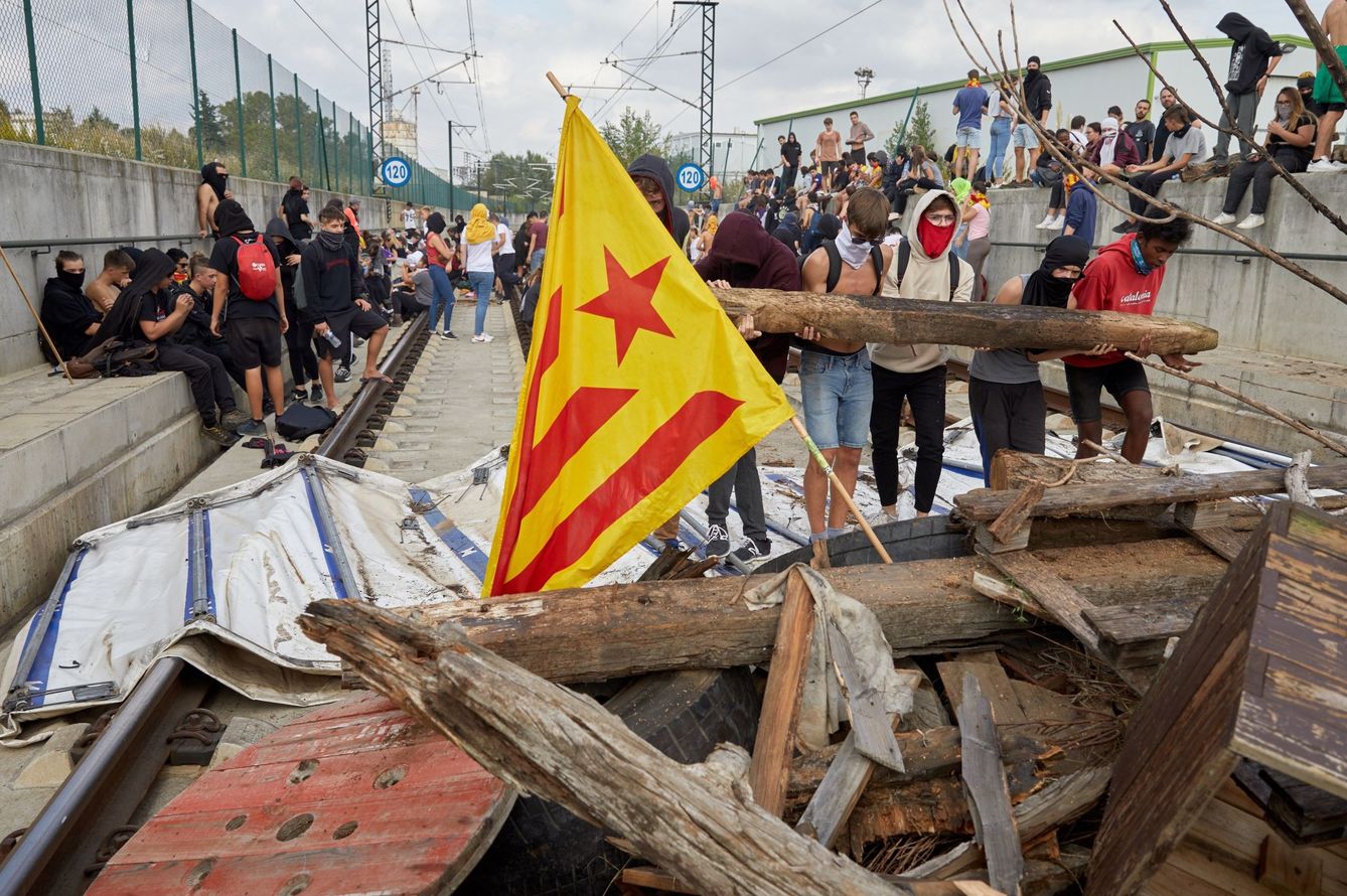 Manifestantes irrumpen en las vías del tren en Girona para impedir el paso. (EFE)