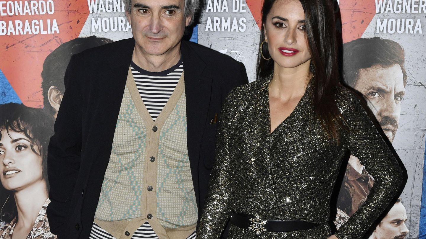 Assayas y Penélope Cruz, durante el estreno francés de 'La red Avispa'. (Cordon Press)