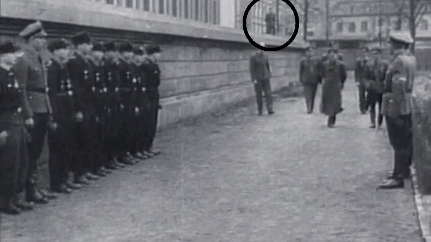 Últimas imágenes de Hitler vivo señalando el lugar en el que estaba uno de los caballos ocupado por un guardaespaldas
