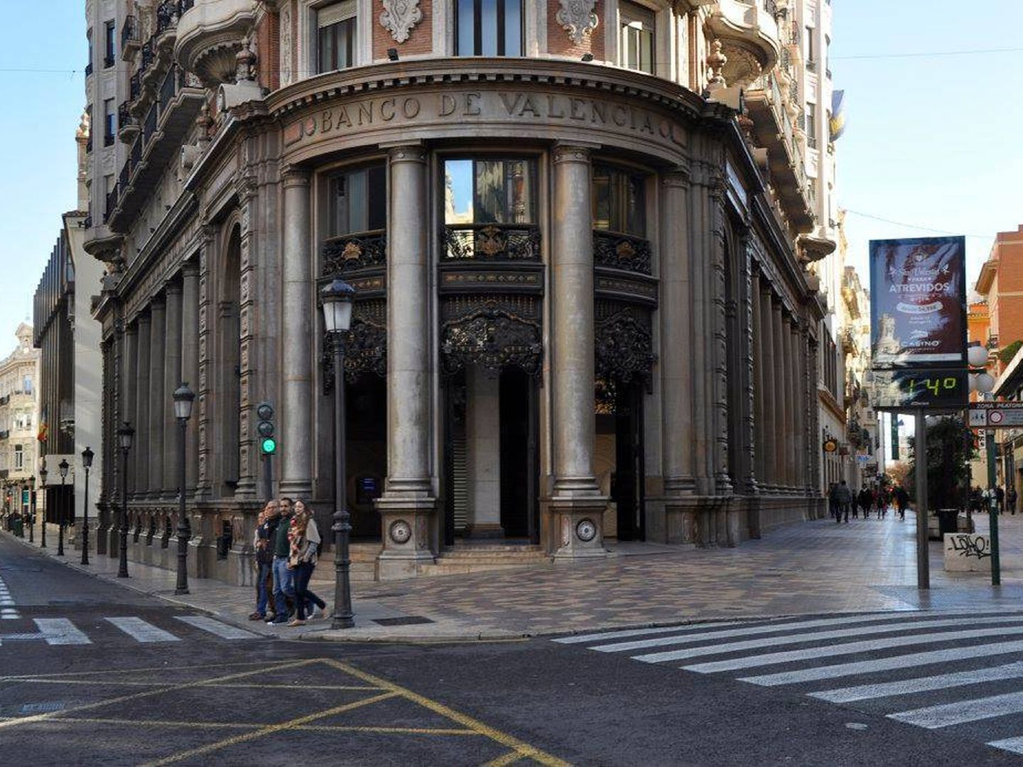El chaflán del edificio del Banco de Valencia, con el nombre grabado en la fachada. (Fundación Goerlich)