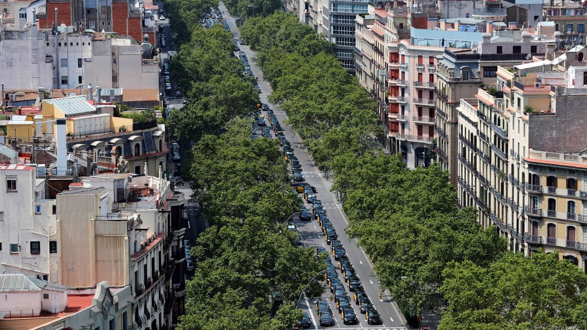 La Generalitat pide a los taxistas que desalojen la Gran Vía de Barcelona