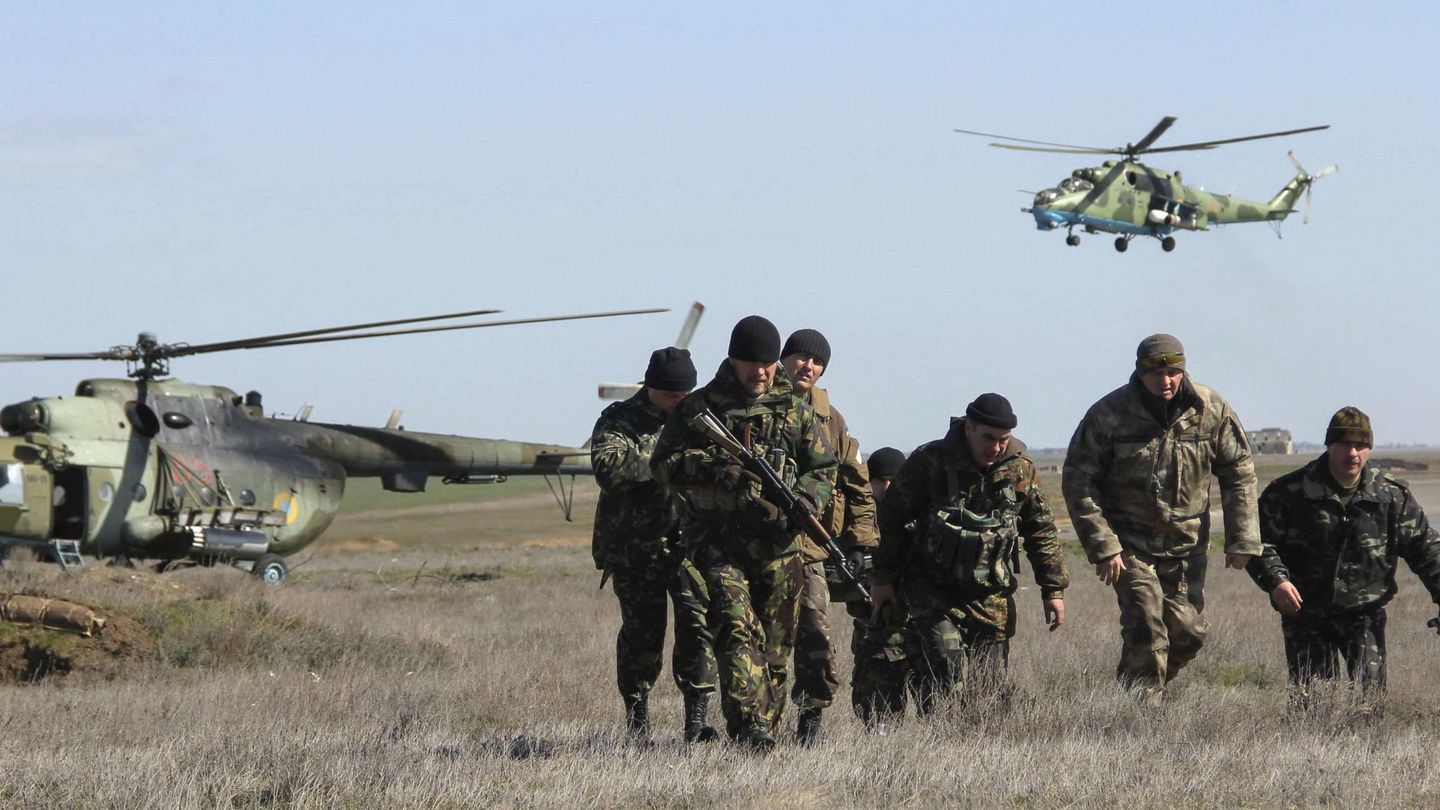 Soldados y helicópteros ucranianos en Salkovo, junto a Crimea (Reuters).