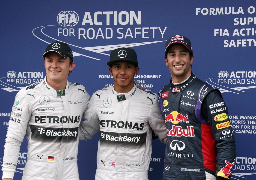 Foto: Lewis Hamilton, rodeado de Nico Rosberg y Daniel Ricciardo.