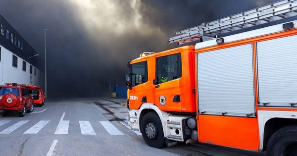 Foto: Incendio en el polígono industrial de La Cova, en Manises. (Consorcio de Bomberos de Valencia)