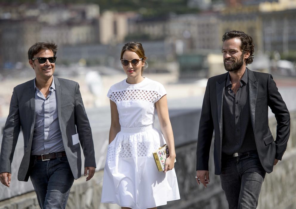 Foto: El director Francois Ozon, a la izquierda, con los actores de su último filme durante el Festival de San Sebastián (Gtres)