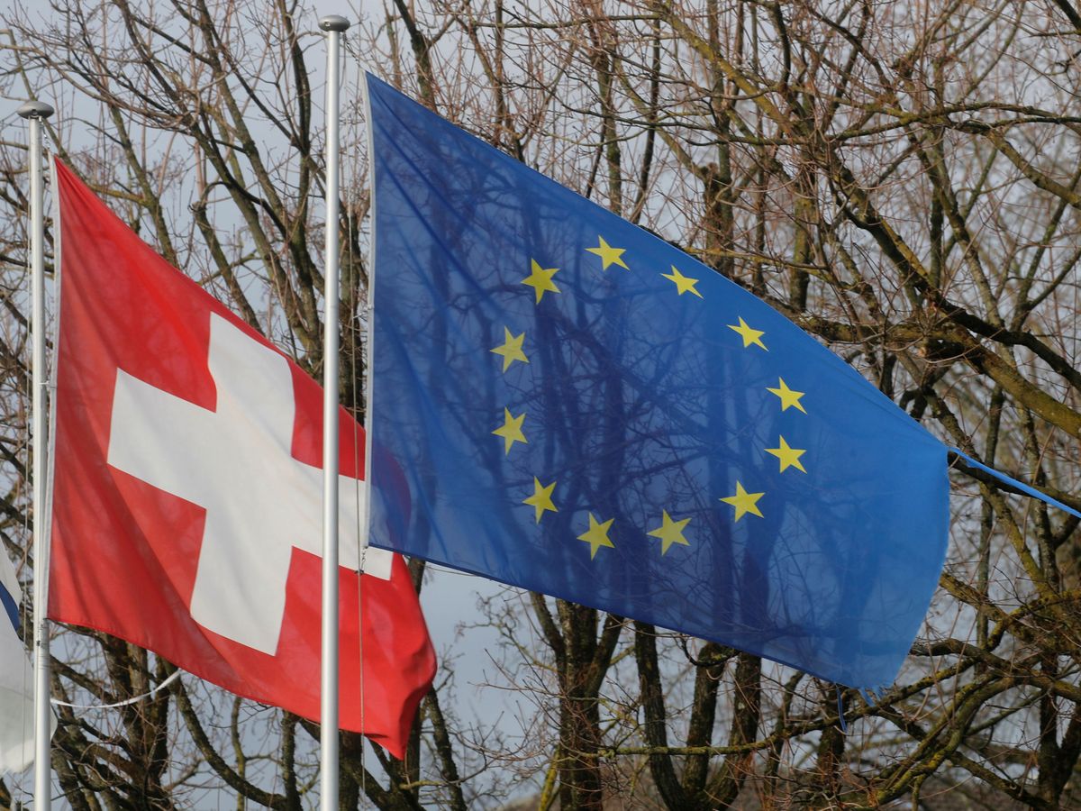 Foto: Banderas de Suiza y la Unión Europea. (Reuters)