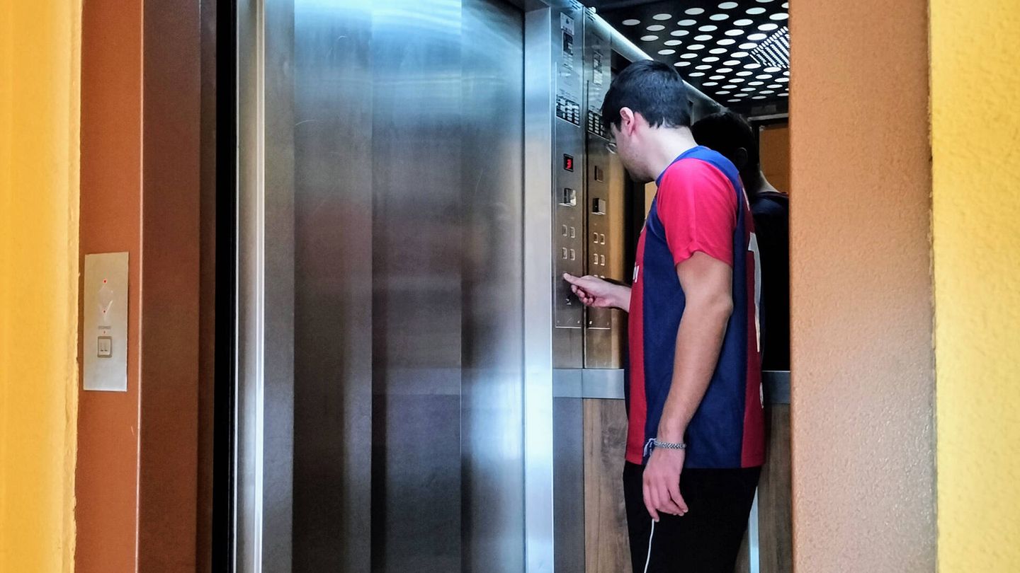 Un hombre en un ascensor de Getafe. (Hernán Ogállar)