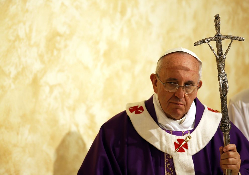 Foto: El Papa Francisco durante una misa en la parroquia de San Cirillo Alessandrino, en Roma (Reuters).